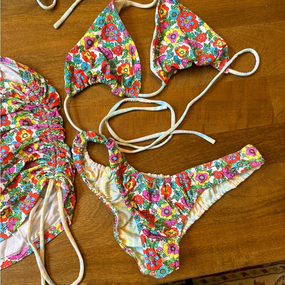 VDM bikini with matching cover skirt. Top size L, bottoms size M